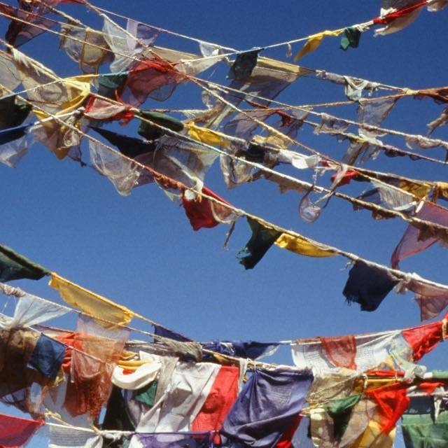 traditionelle tibetische Gebetsfahnen vor blauem Himmel