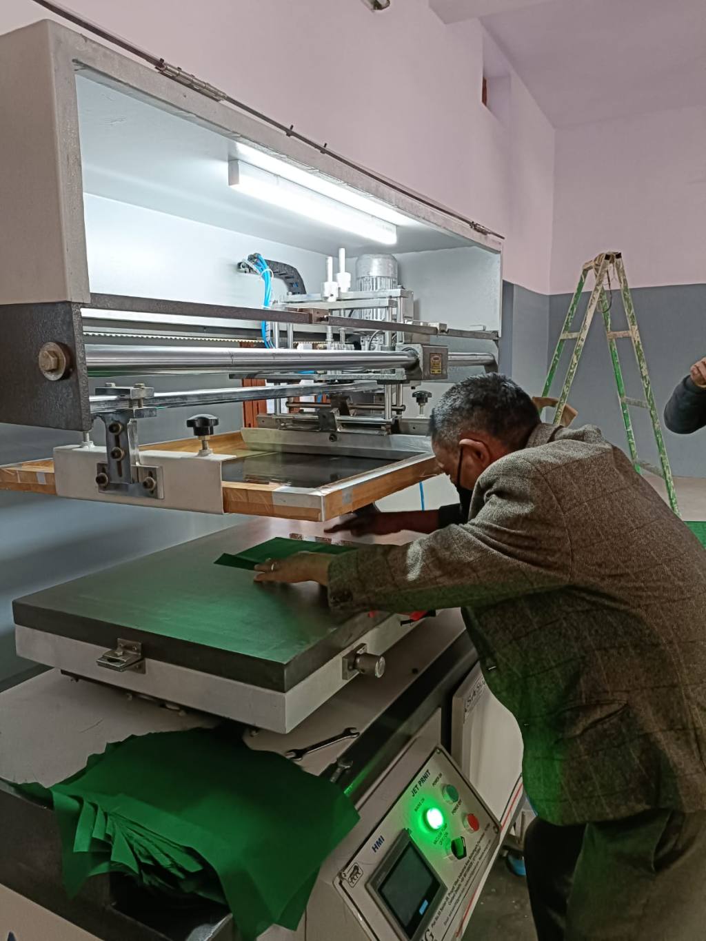 neue Siebdruckmaschine im Einsatz zum Bedrucken tibetischer Gebetsfahnen