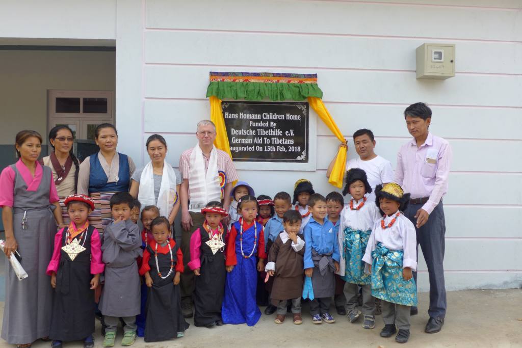 Gruppenfoto Eröffnung tibetischer Kindergarten in Bylakuppe Indien