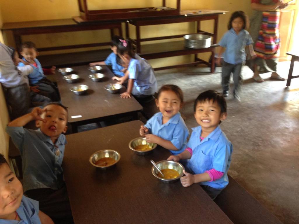 Kinder beim Mittagessen im Kindergarten inBylakuppe