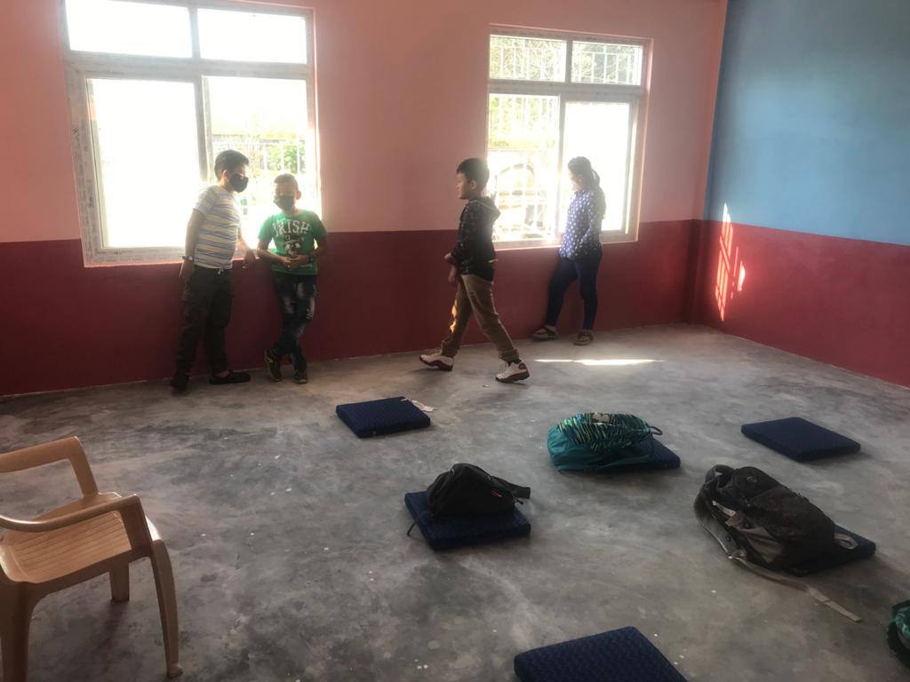 Rosa-rotes Klassenzimmer