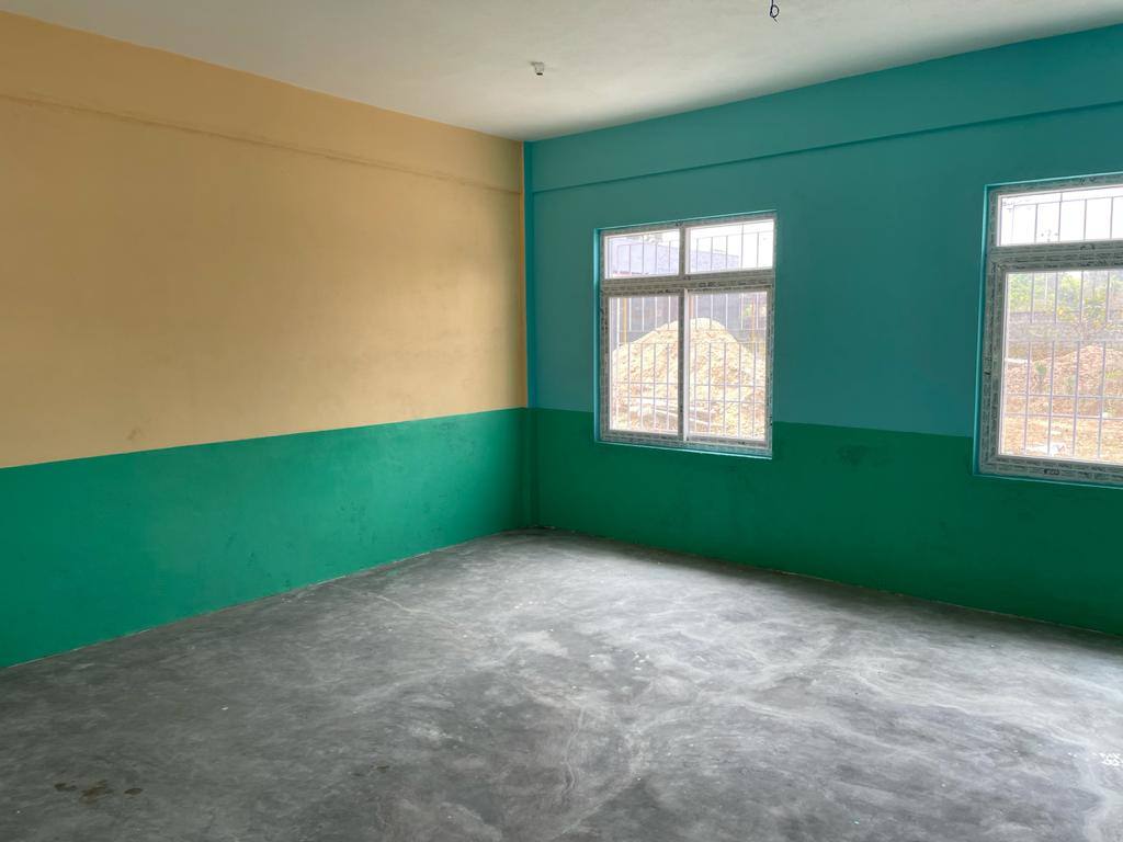 blau-gelbes Klassenzimmer