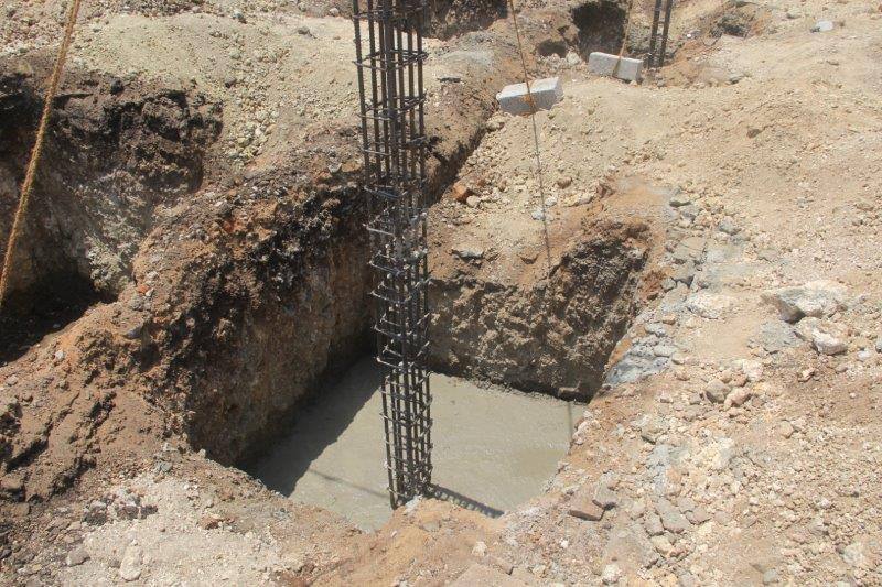 Baugrube Sambhota Schule Indien Stahlstütze Betonfundament