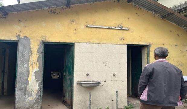 renovierungsbedürftige Toilettenhäuser der Zentralschule Happy Valley, Mussoorie