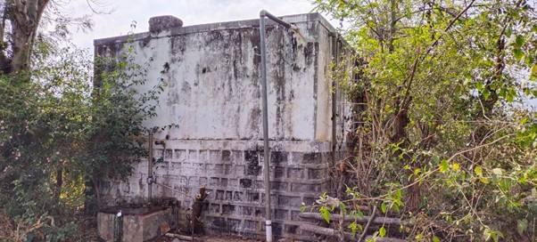 Wassertank Village B hat mehrere Lecks und muss dringend erneuert werden.