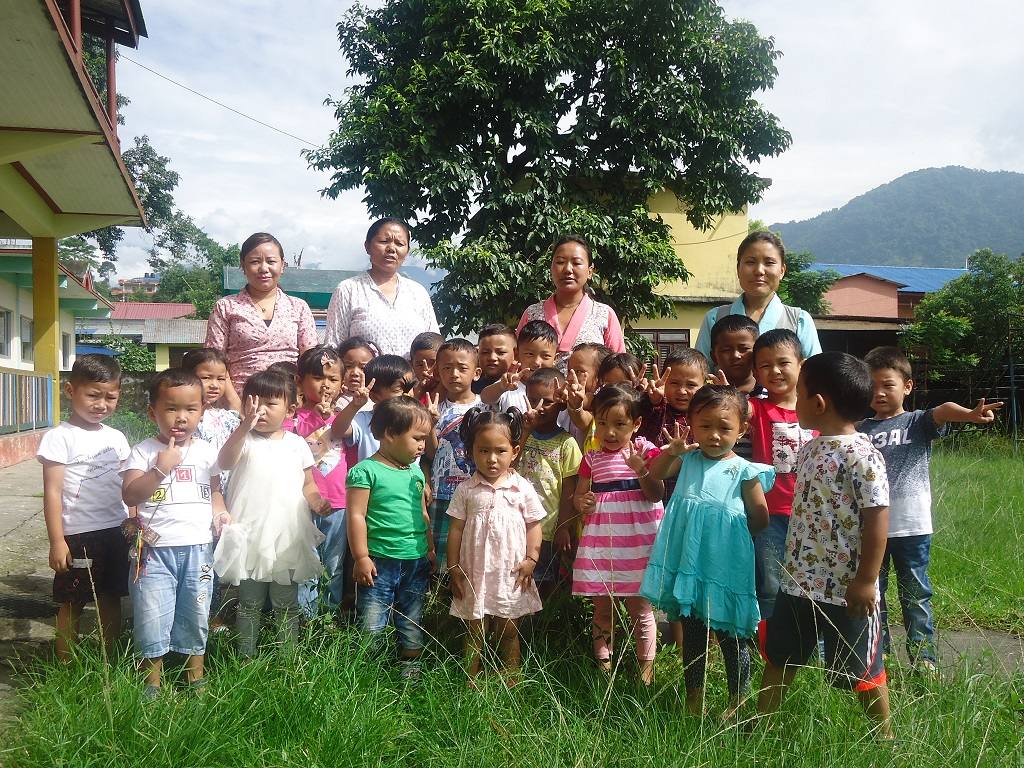 Gruppenfoto Kindergartenkinder Tashi Palkhiel
