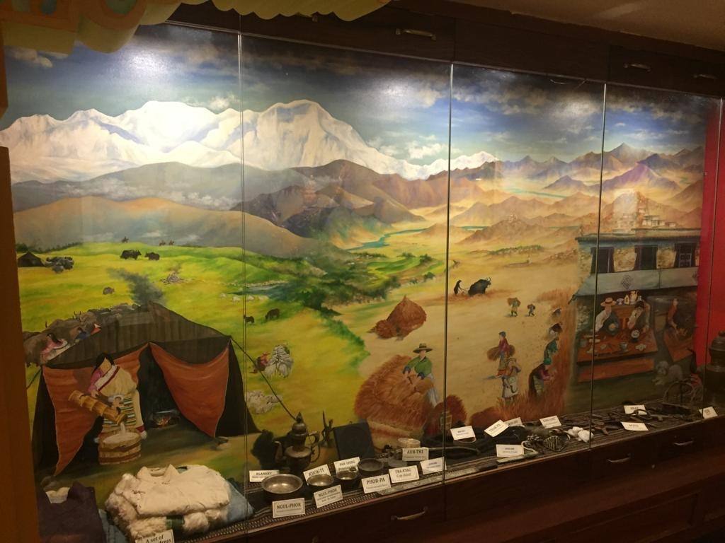 Vitrine Ausstellung tibetische kultur und Geschichte