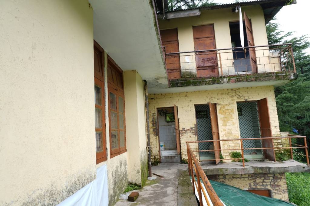 Feuchtigkeit und Schimmel haben sich im gesamten Wohngebäude des TIPA Boys Hostel ausgenreitet.