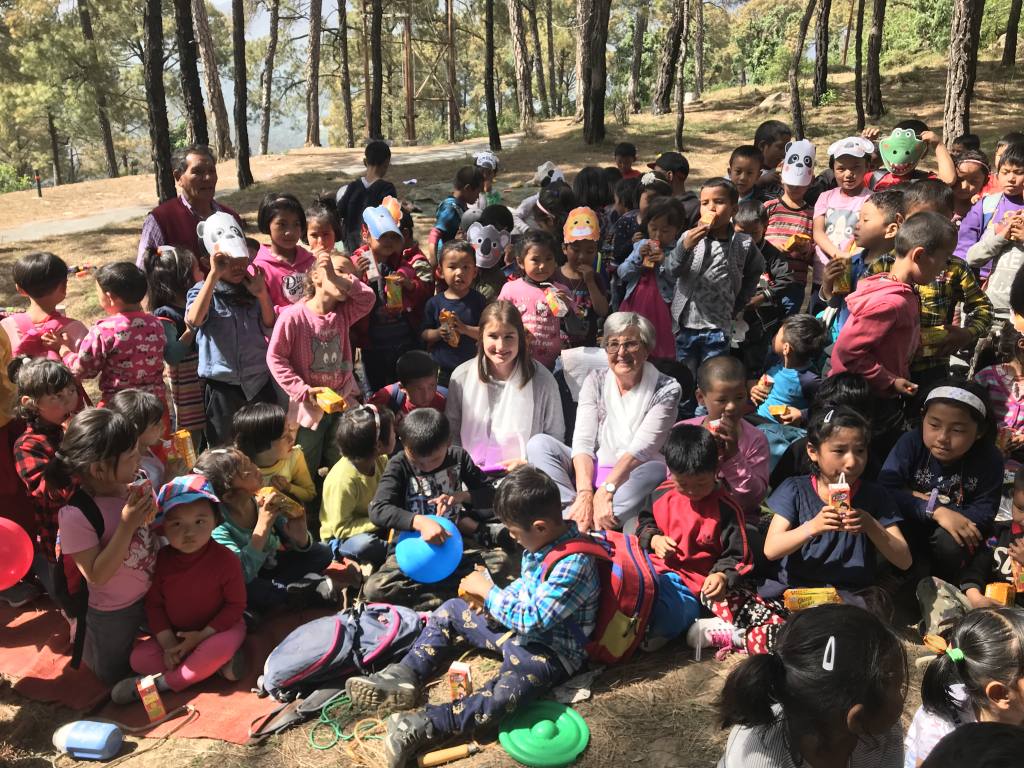 Traudl Oberbeck mit Enkelinund tibetischen Kindernbeim Picknick